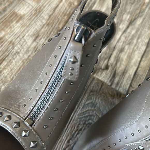 В Makowsky Open Toe/Back Leather Studded
Stiletto, 6M - Picture 9 of 12